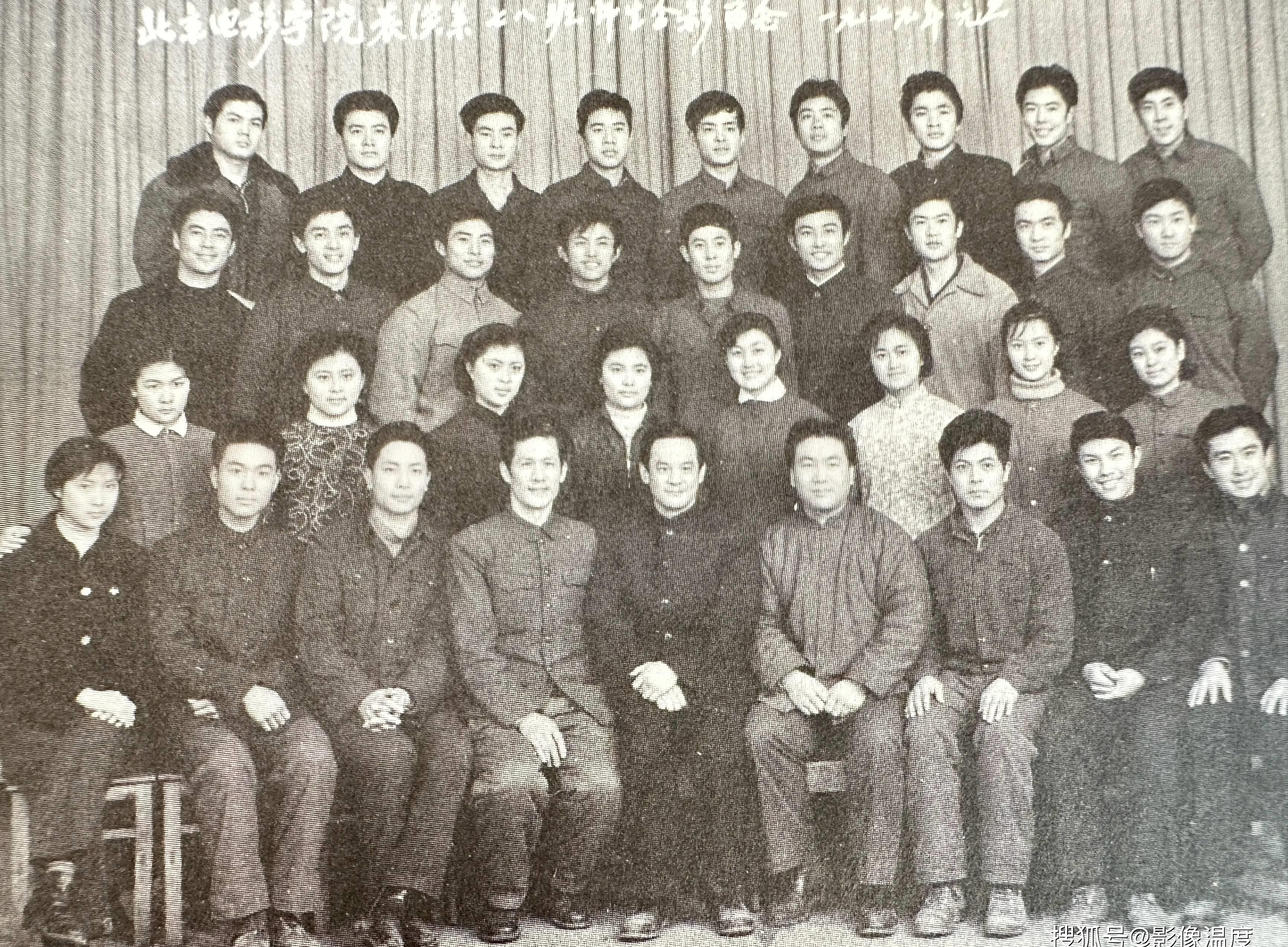 张铁林大学照片曝光:和张丰毅比拼肌肉,和同学沈丹萍周里京合影