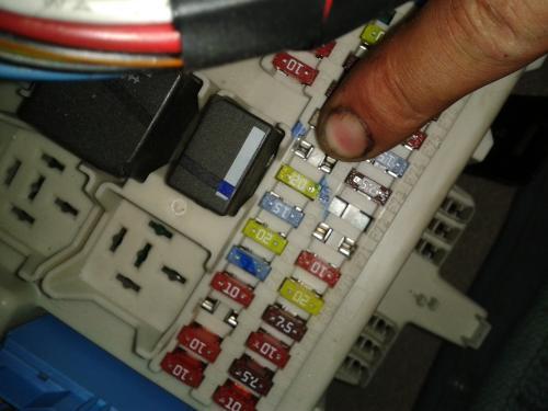 奇瑞油泵保险丝在哪里?