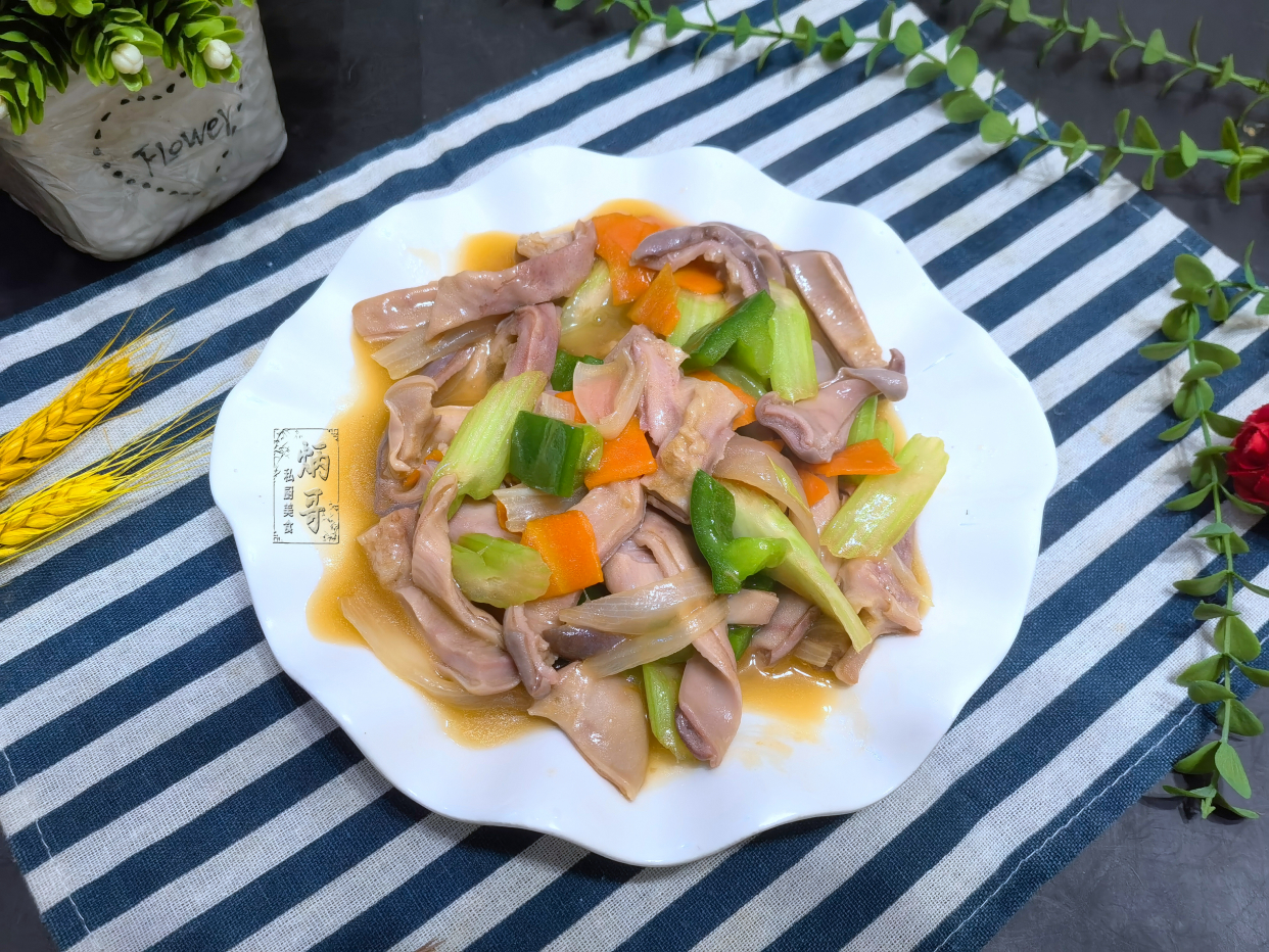 炒猪肚,有人焯水有人直接炒,都错了,难怪不好吃,正确做法来了