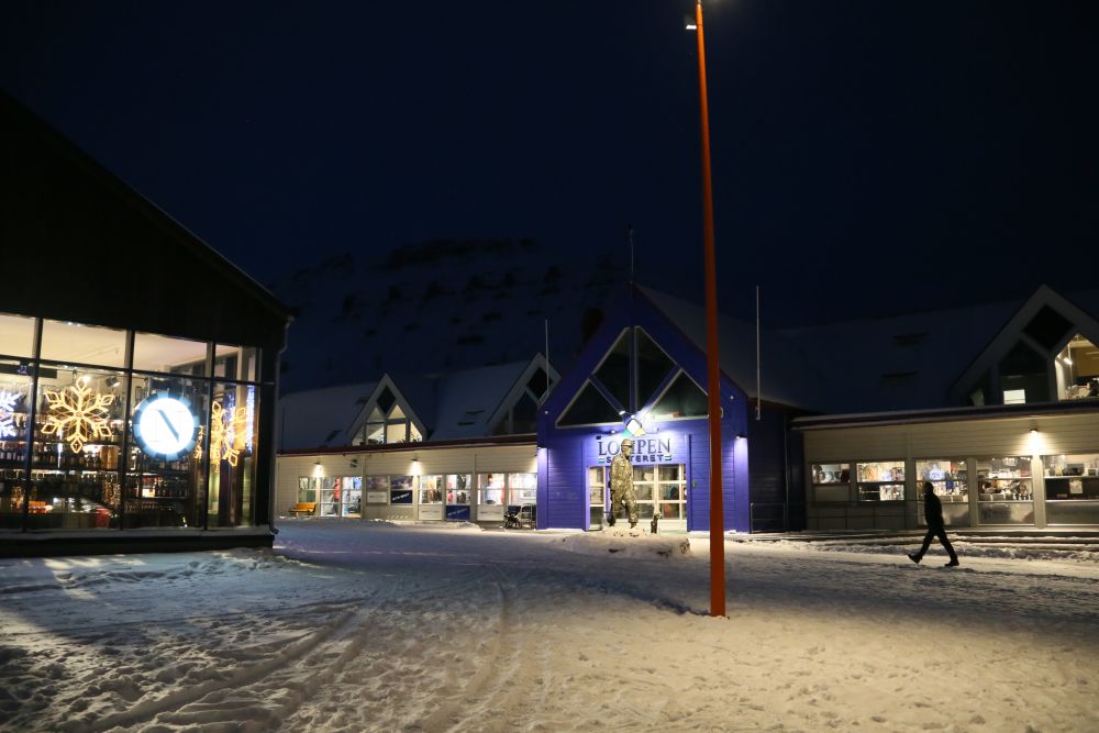 极夜里的北极小镇