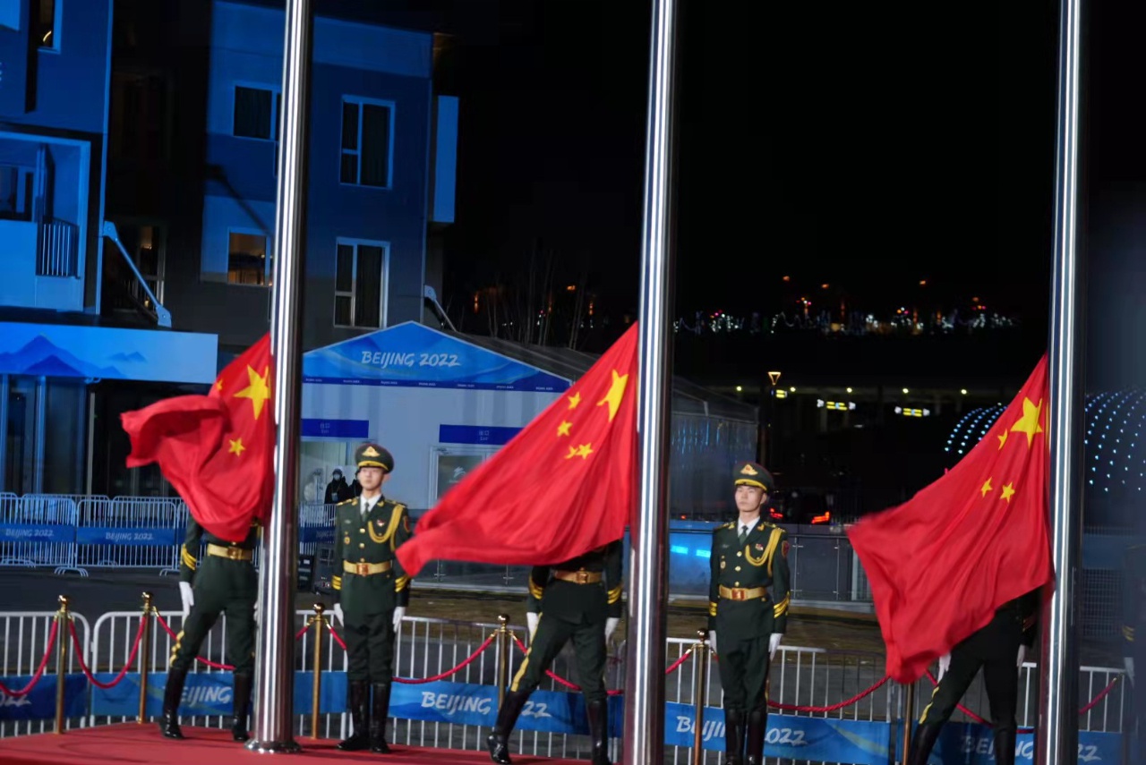 今晚三面五星红旗同时升起!