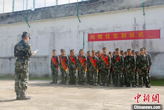 直擊武警海南總隊退伍老兵告別哨位含淚卸銜