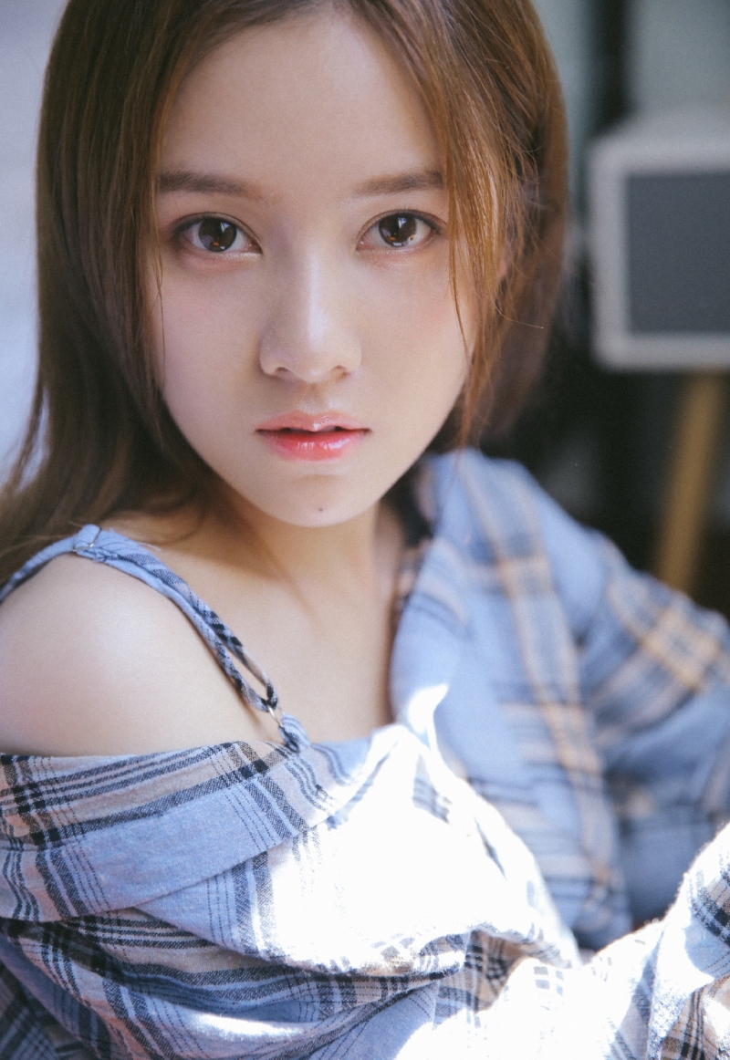 人像摄影:阳光下小露香肩的清纯女孩