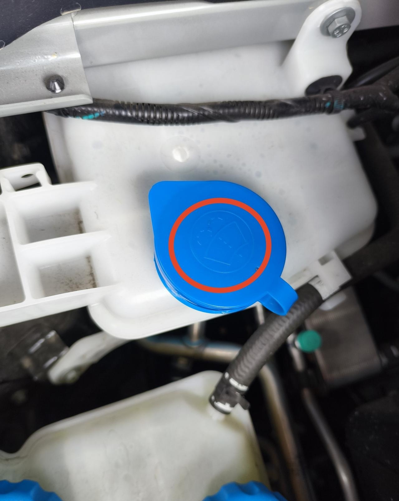 东风奕派008雨刮水正确添加教程来啦!