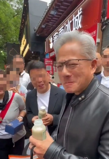黄仁勋喝豆汁喝出痛苦面具！商家火速上线大佬同款豆汁：网友扎堆购买