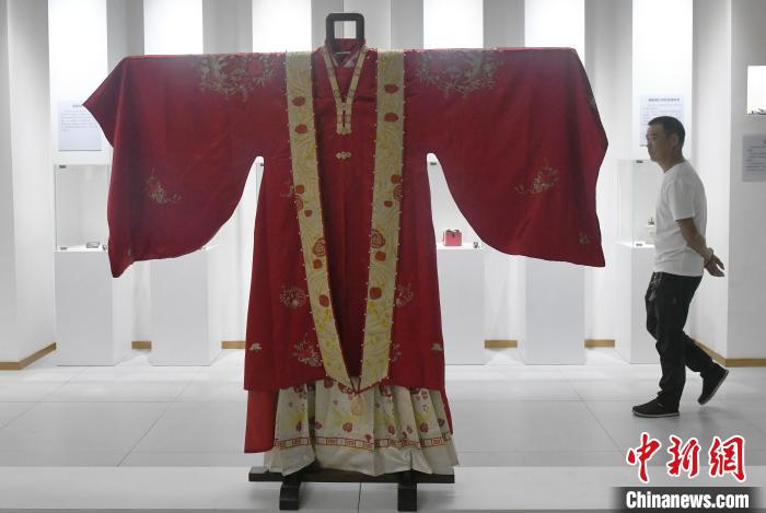 重庆:爱情博物馆吸引中老年市民回味甜蜜爱情