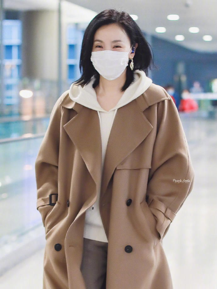 陶虹机场私服,简约奶茶色系配色优雅有气质