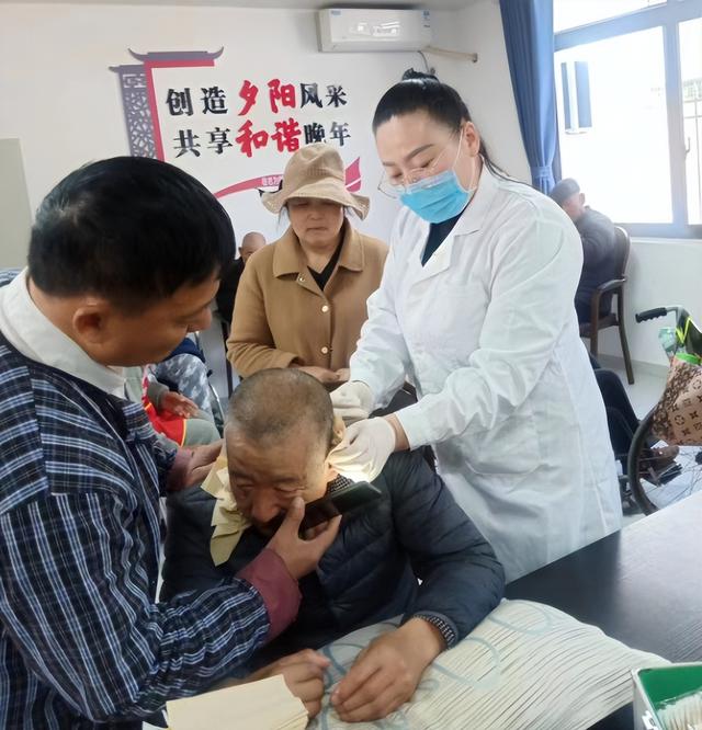 五一劳动节,最美志愿者刘珂颖公益义诊为老人