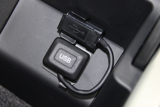 丰田致享车型配备了一个usb插口,这一接口在车辆内部扮演着多重角色.