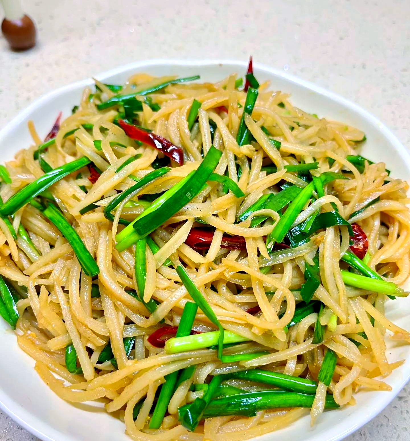 常见且美味:快速制作土豆丝与韭菜的完美结合