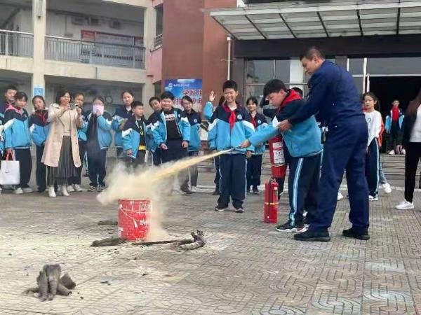 怀宁县独秀小学开展消防知识讲座及演练活动