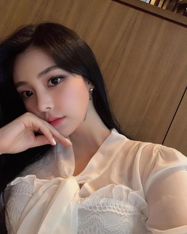 jmxx_love_:喜欢自拍侧脸的韩国妹纸,颜值超级高淑女气质