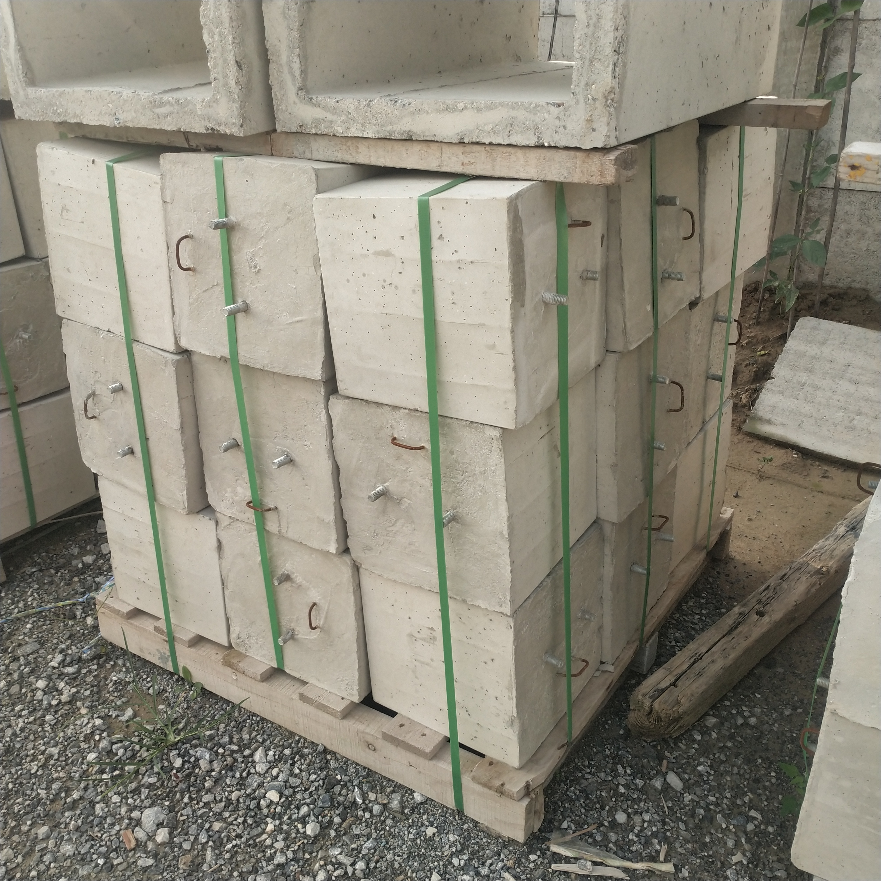 怎样找到真正的光伏水泥墩厂家