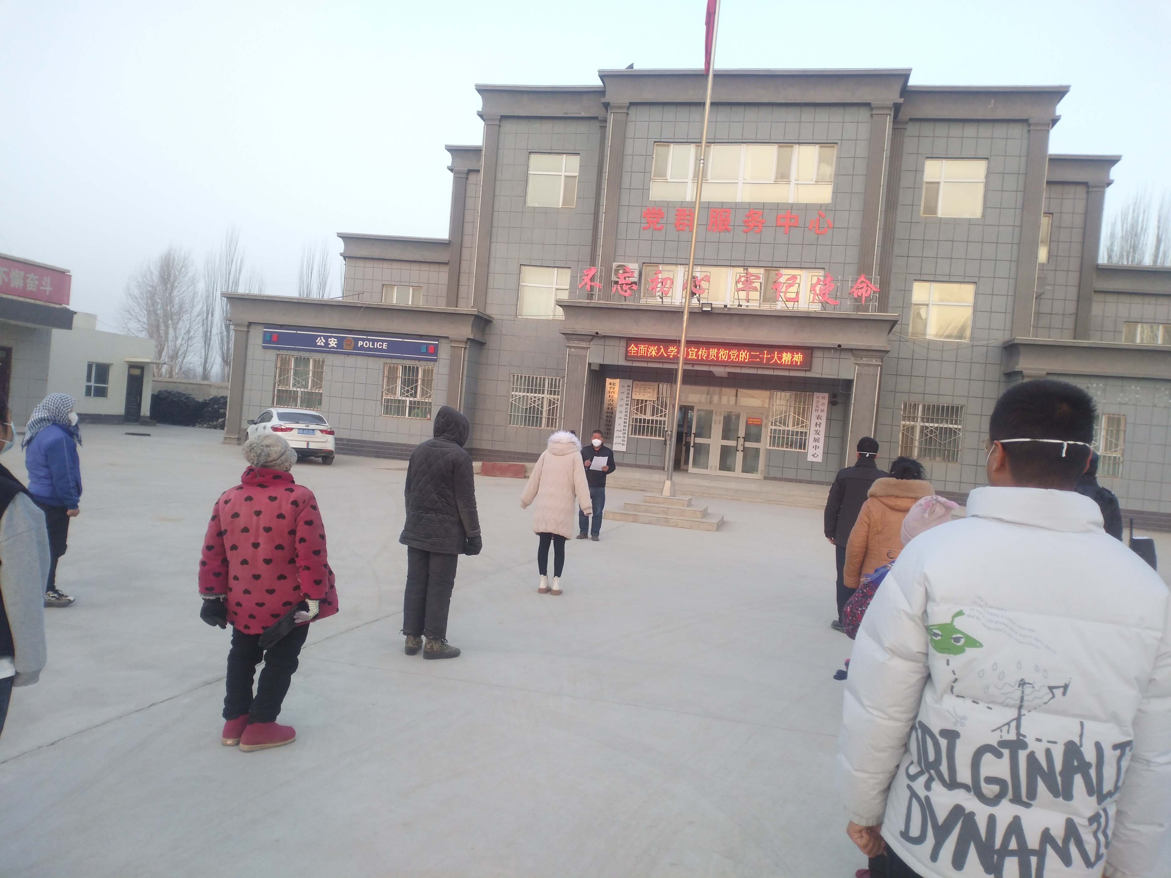 轮台县轮台镇:发放群众读本 随时学党的二十大精神