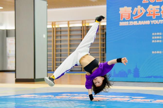 8岁女童1分钟做77个街舞大回环破世界纪录 梦想代表中国参加奥运会