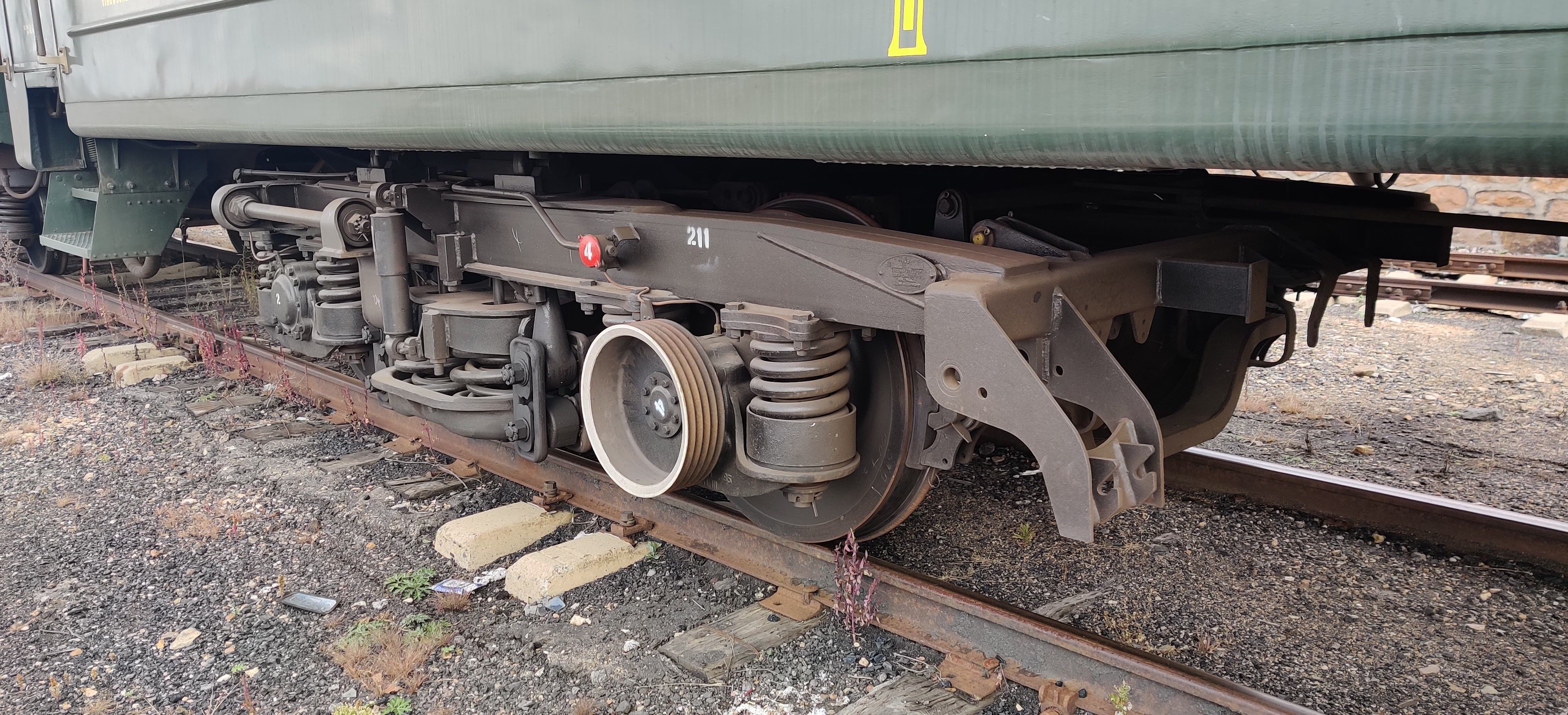 列车换轮作业中更换的列车转向架,相当于汽车的那个部位?