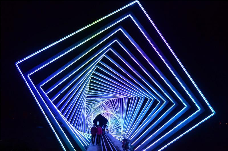 时光隧道灯这种高科技的"光网"手法是通过多束交叉的灯管组成.