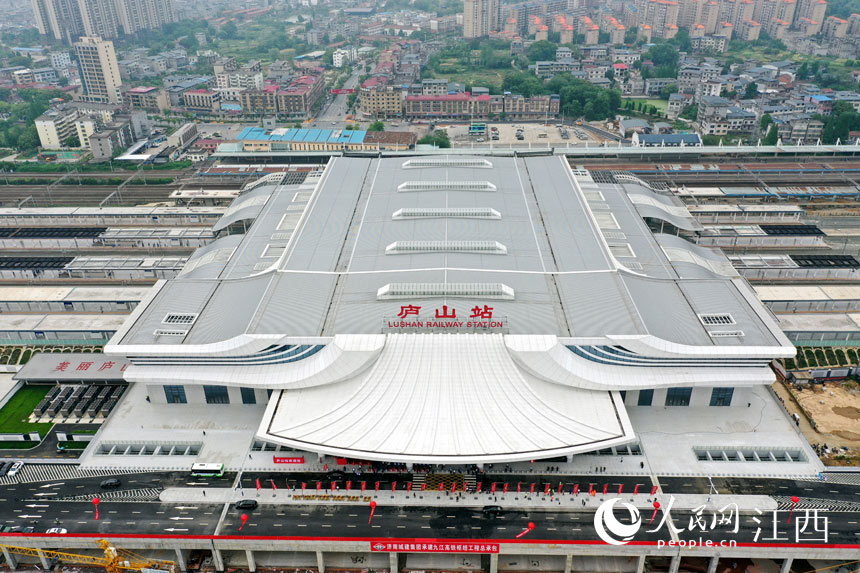 江西首个"上进上出"式高铁站站房投入使用