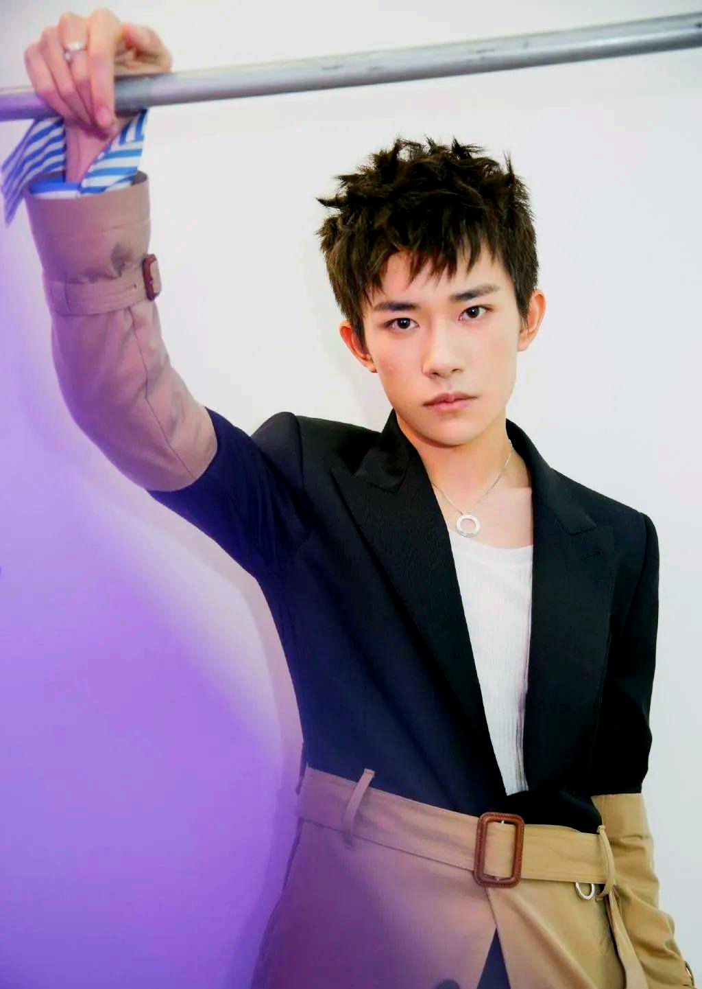 男生瘦长脸适合什么发型?从明星看答案