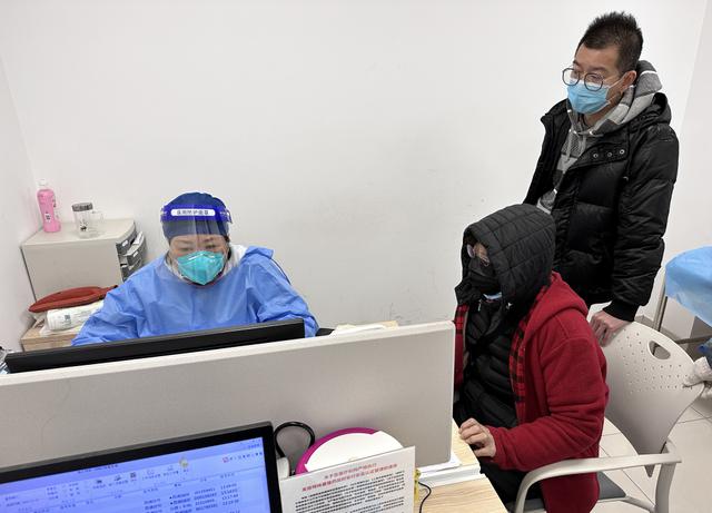 "上海建工医院医护人员组建加强班组,保障群众就医需求