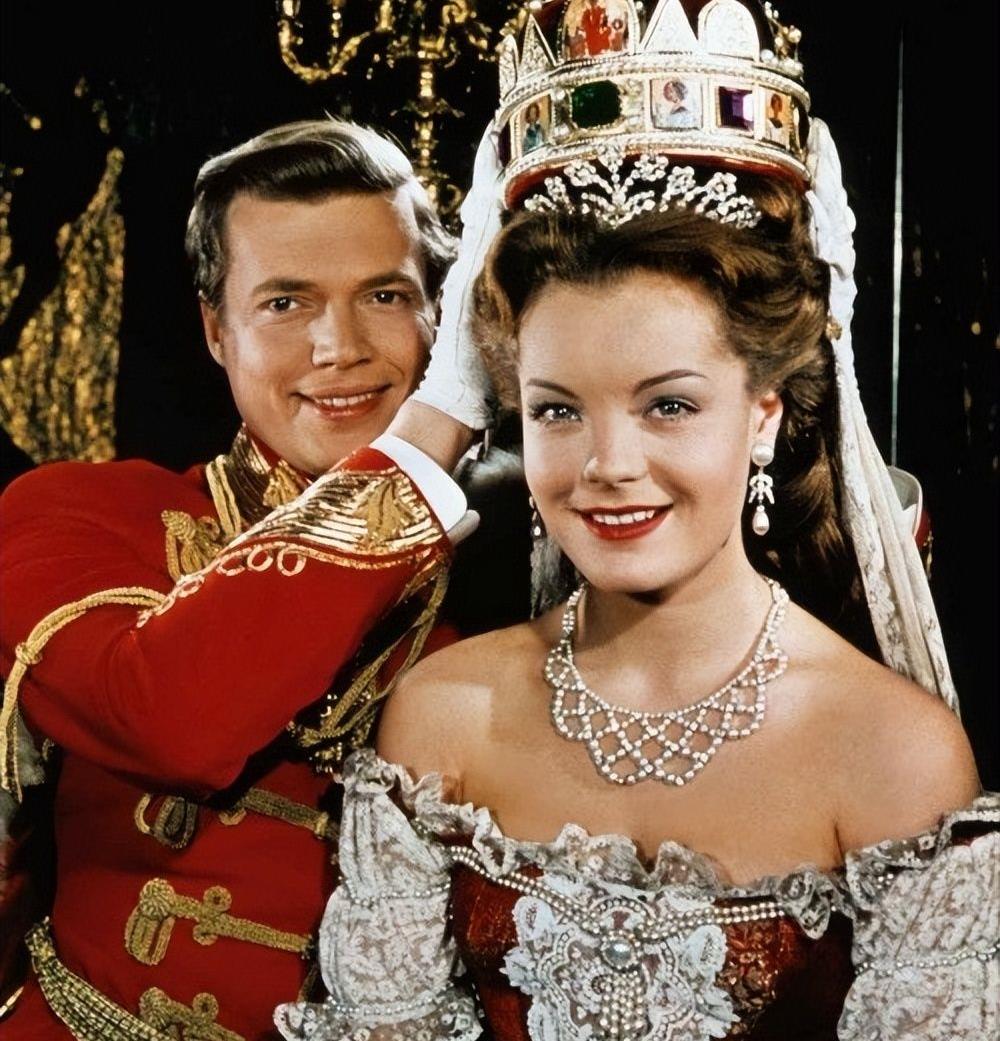 茜茜公主:玫瑰舞台下的骨子里公主