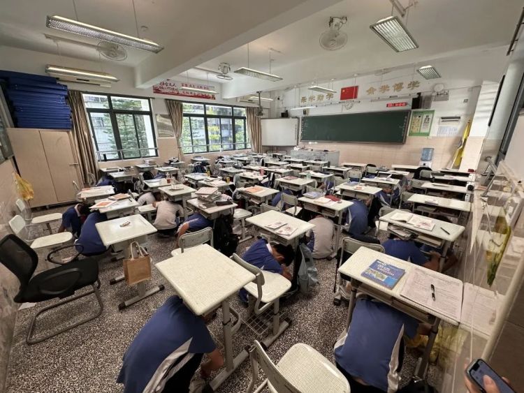 上步中学举行防震减灾紧急疏散演练