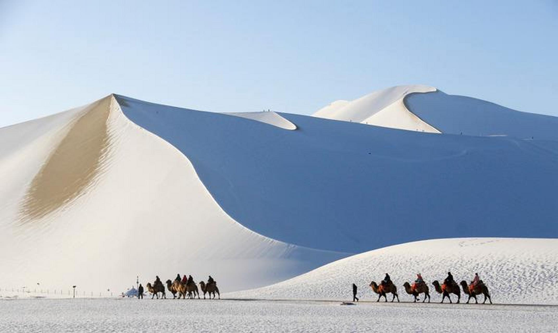 【甘肃敦煌:#雪后大漠景色如画#】#雪后的鸣沙山月牙泉也太美了#11月