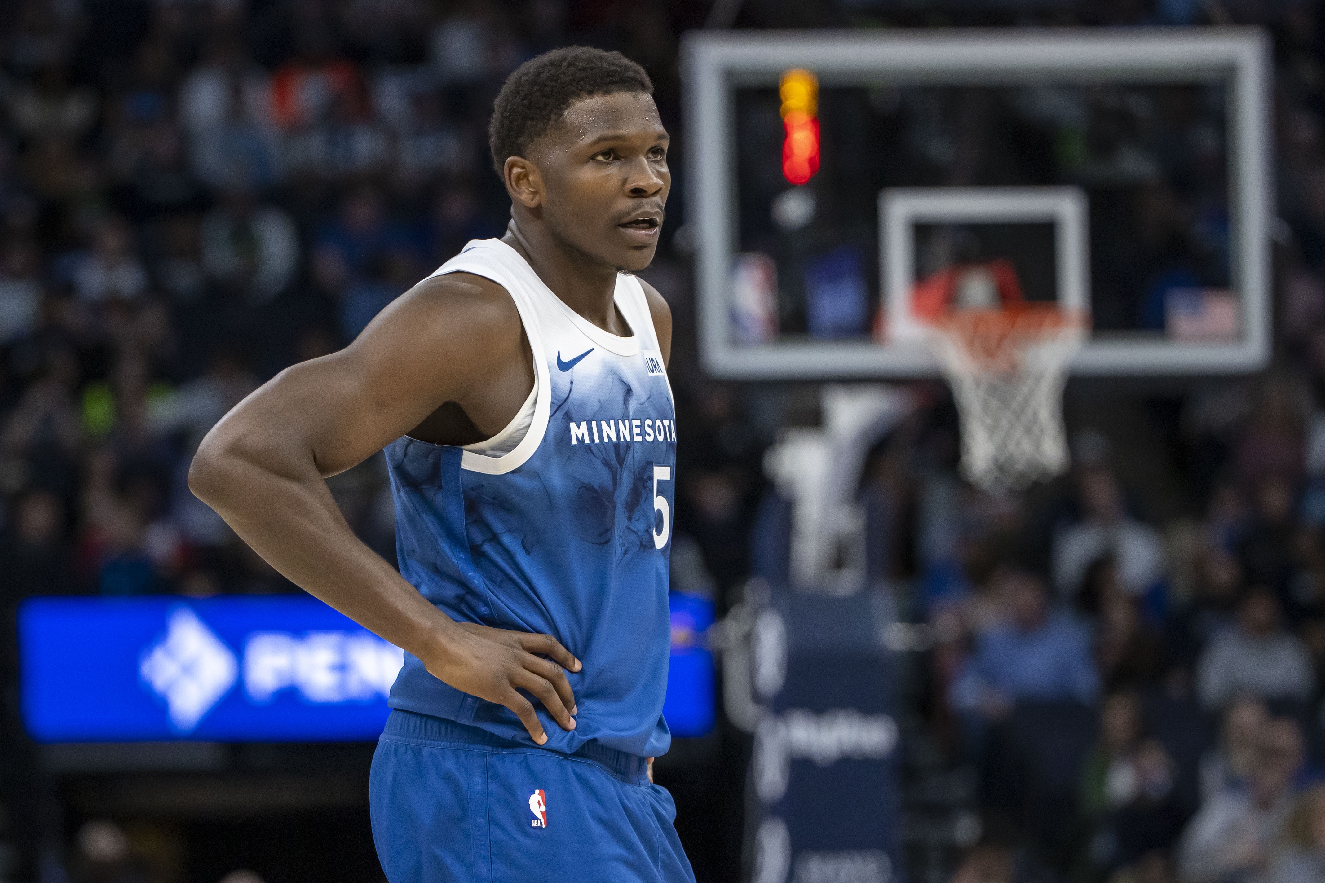 状态糟糕!爱德华兹7投3中得到13分6板 还出现5次失误