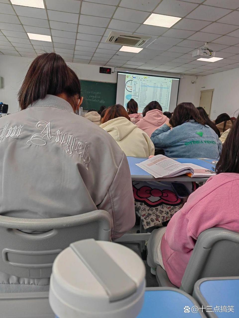 大学生早八上课现状,全部低着头