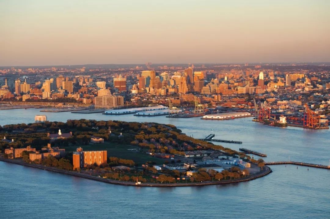 关于二十世纪美国城市变化的例子,再没有比洛杉矶更惹人注目的了