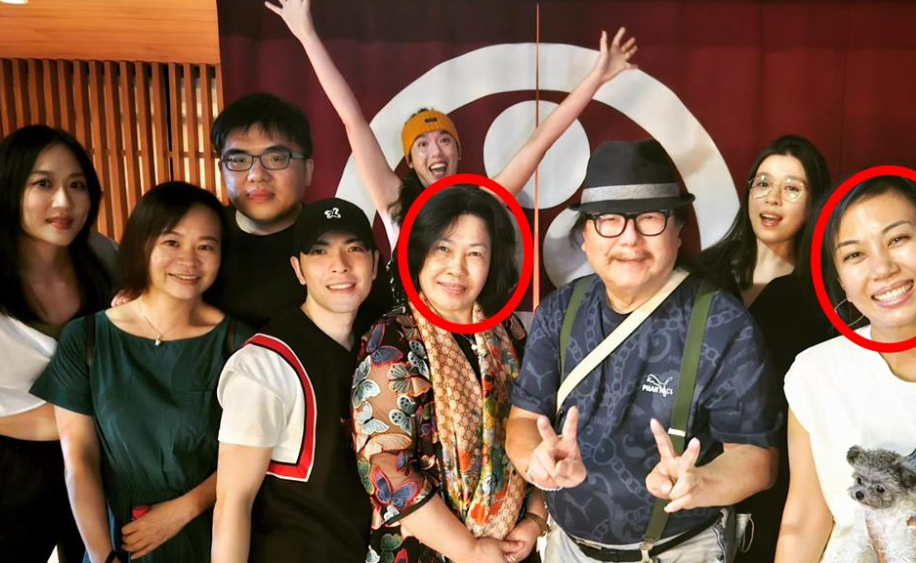 萧敬腾晒全家福未婚妻summer撞脸萧妈妈震撼哪个是老婆