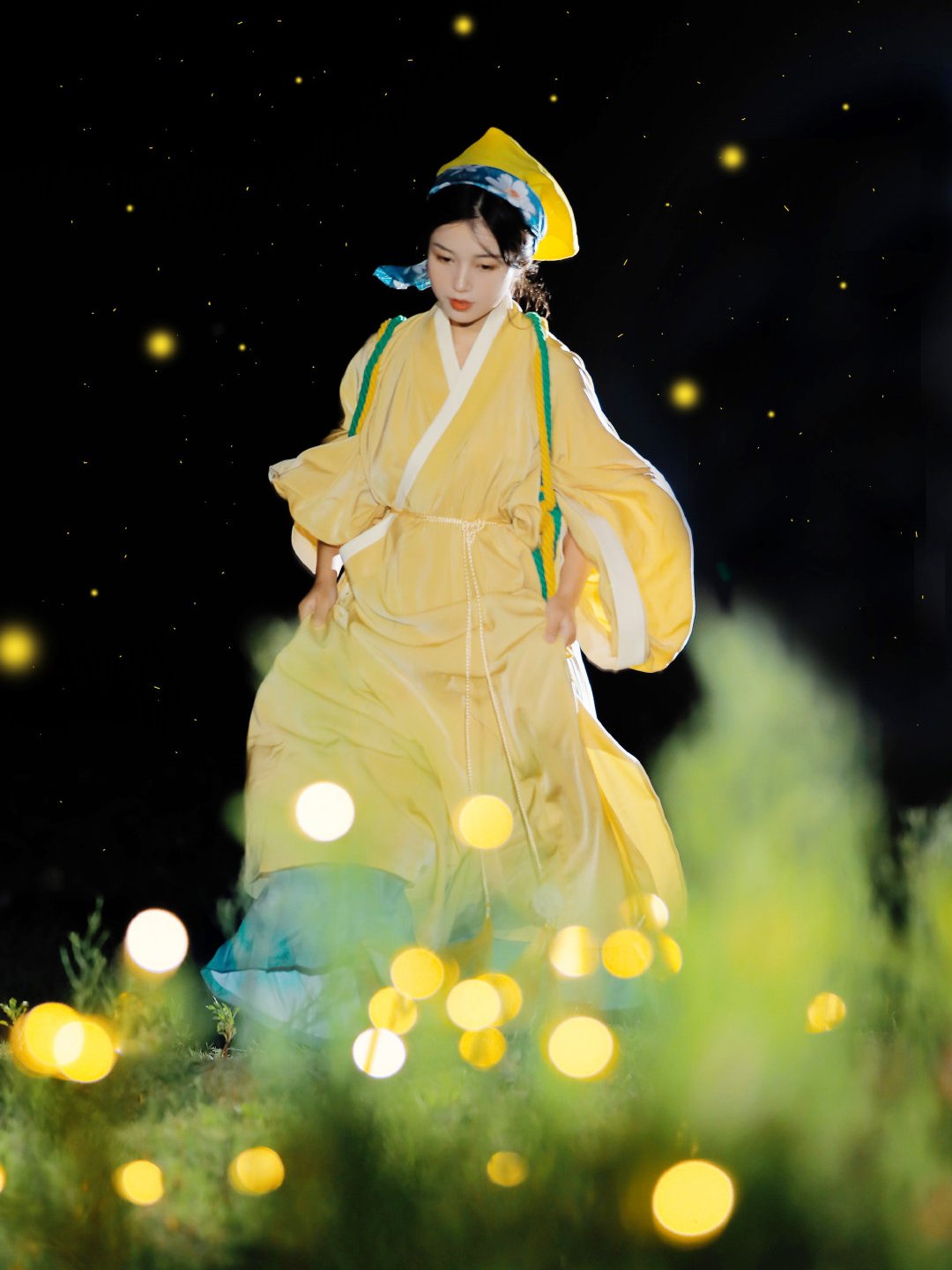 美成"油画"是什么样子?她穿汉服与萤火虫合影,撞脸世界名画!
