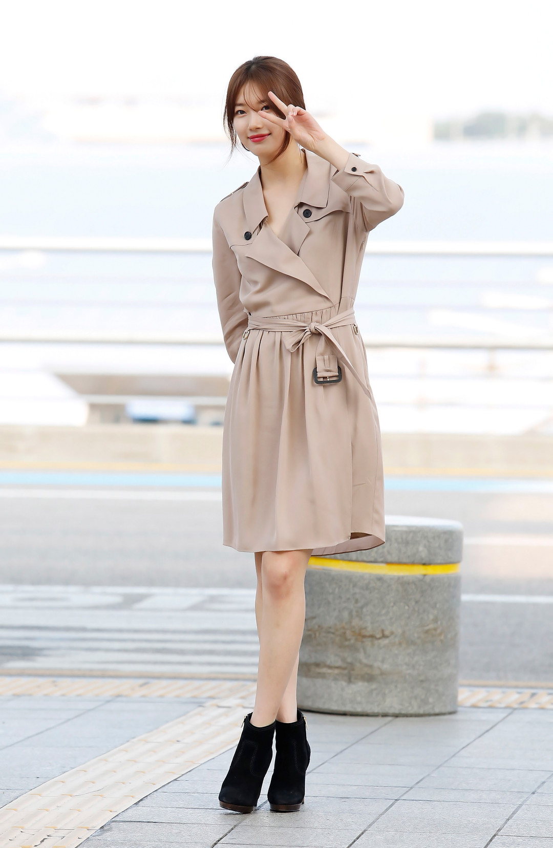 小白鞋已经过时了,现在流行的是这双"裸靴",时髦百搭又显高