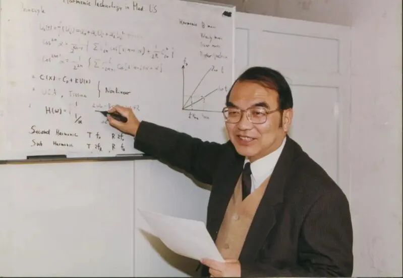 复旦首席教授王威琪逝世,他被后辈称为"老爸",常坐小板凳给研究生上课