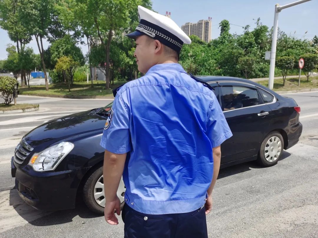 交警战高温 岳阳市中医院"送清凉"