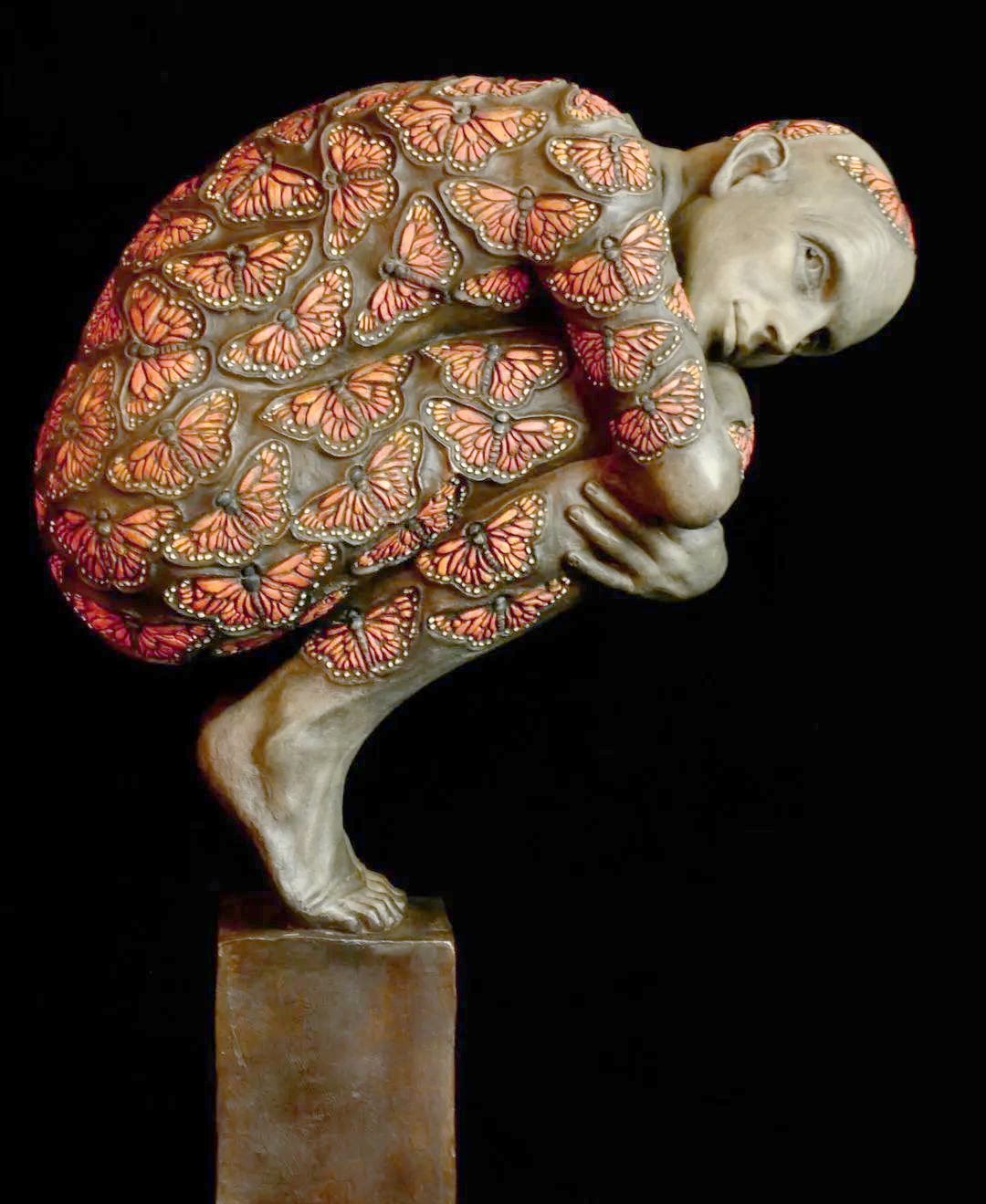 美与丑的交融:艺术家将美女与植物结合,引发争议