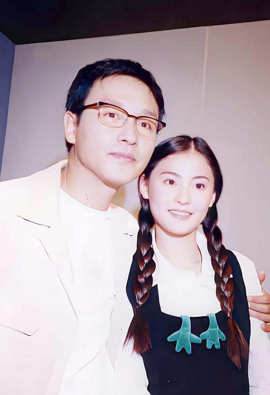 张国荣哥哥和张柏芝的合影,哥哥把她当妹妹