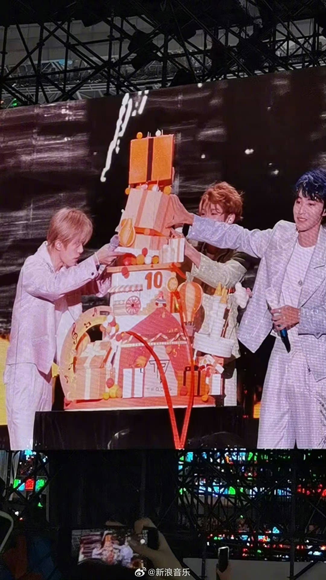 tfboys十周年演唱会蛋糕意外倒塌!粉丝:解散是天意