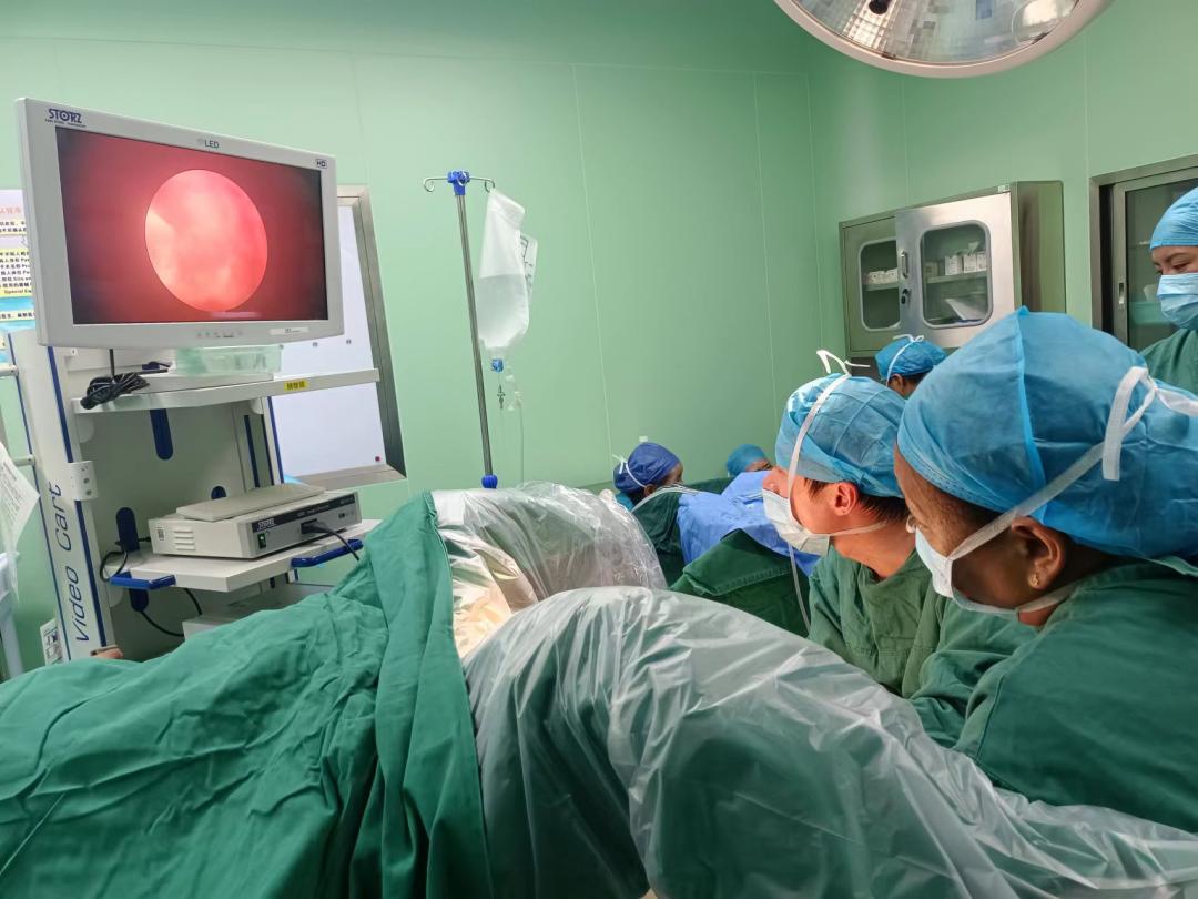 日喀则市首例宫腔镜通液术在日喀则市人民医院成功开展