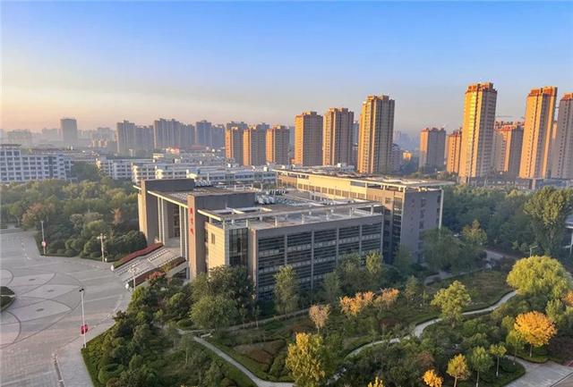 遇见秋天 光影下的枣庄科技职业学院