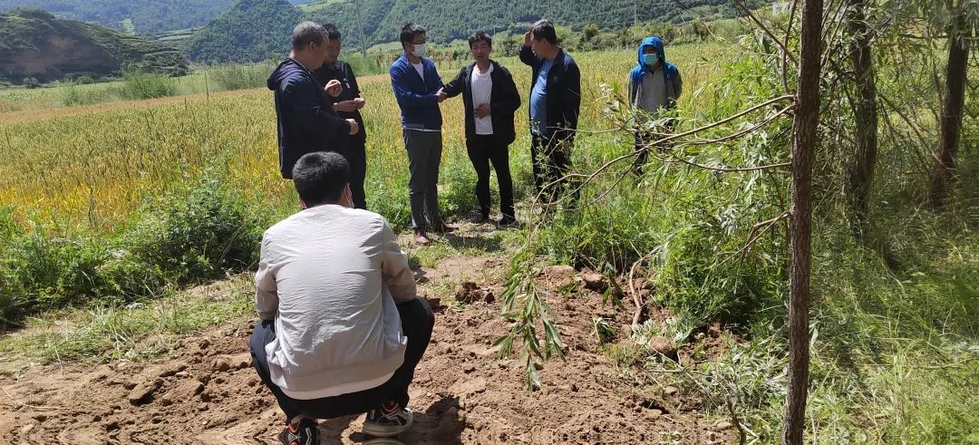 省公交建集团驻临潭县洮滨镇郑旗村帮扶工作队为村民修建机耕道路