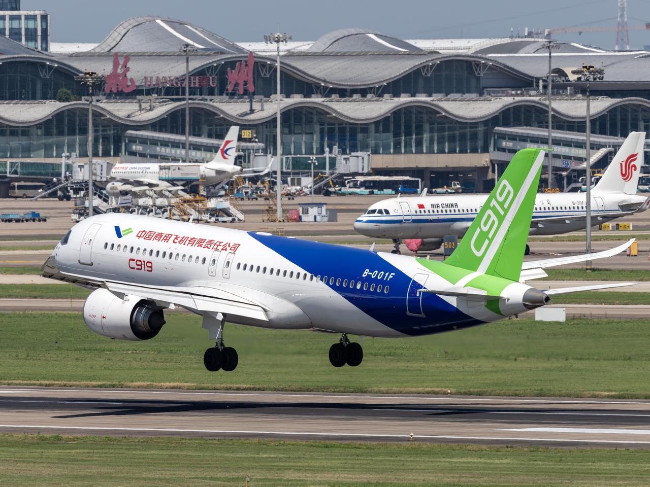 国产大飞机c919首落杭州,杭州飞友:今天比过年还高兴
