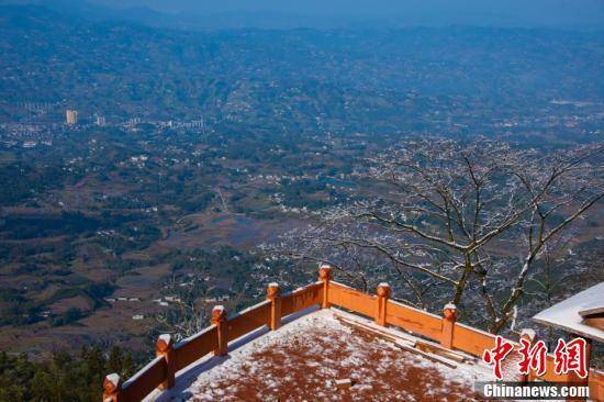 四川敘永:春雪染丹山