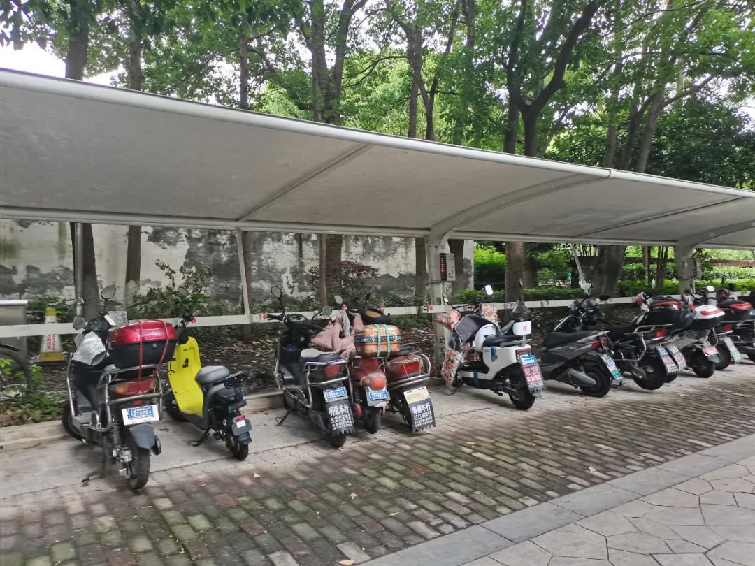 防雨还能充电!松江这个居民区新建14个非机动车停车库