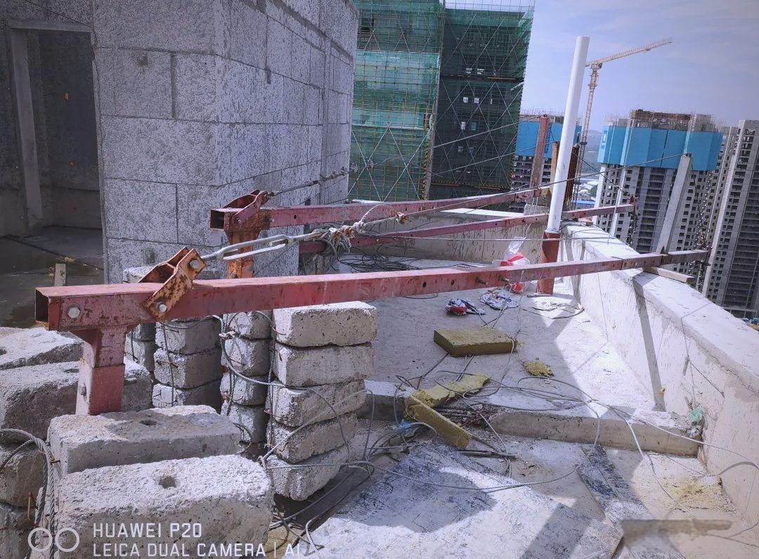 施工吊篮前支架是否可安装在女儿墙上?规范解读与现场实践探讨