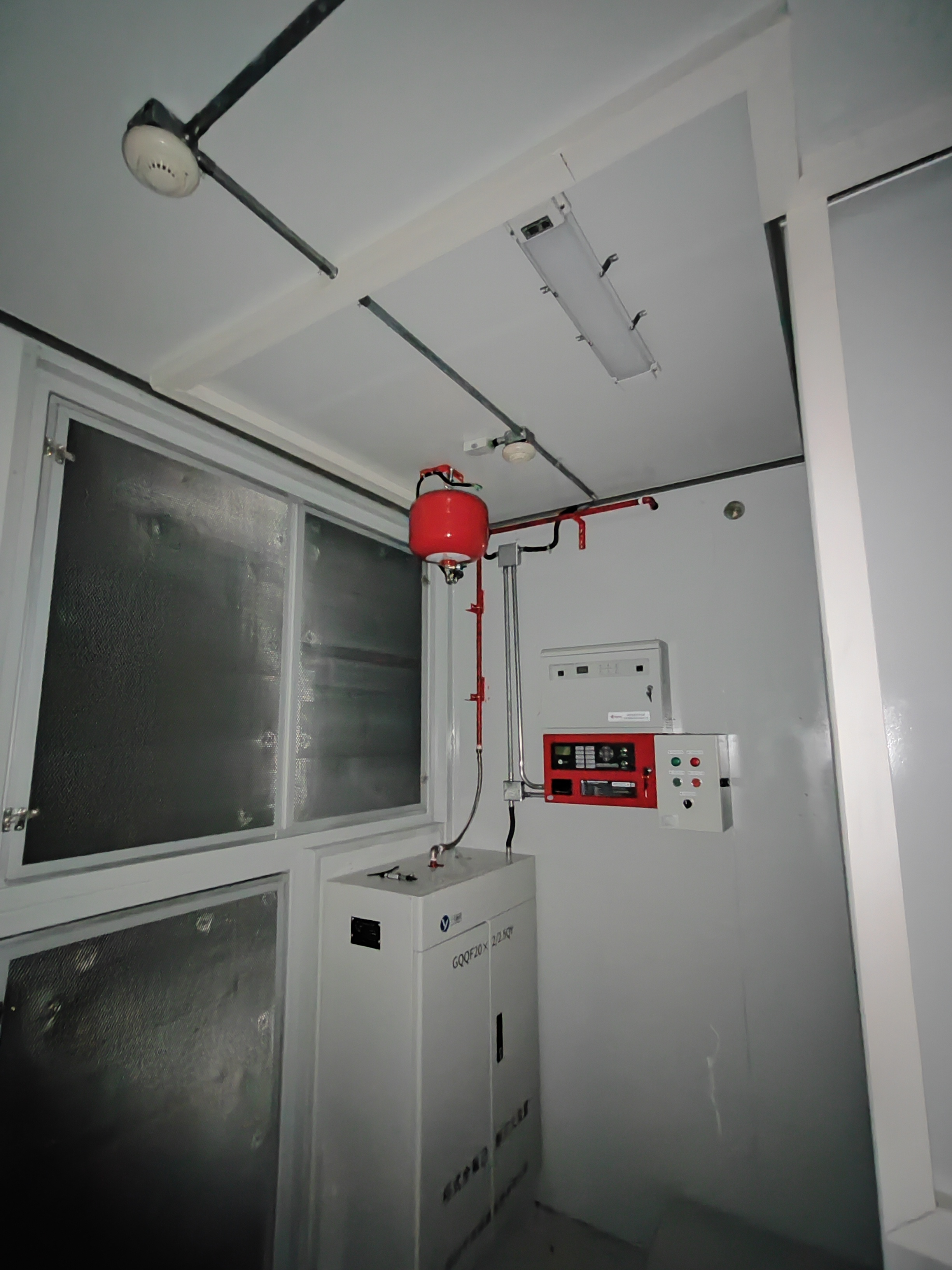 柜式全氟己酮灭火装置与柜式七氟丙烷装置的区别—储能消防系统