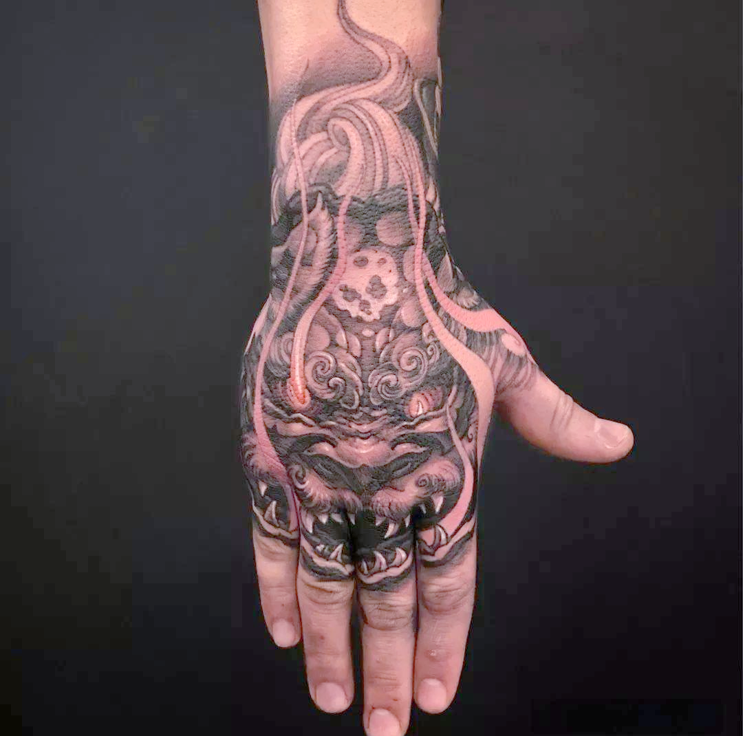 手背上的传统纹身,许多人心存顾虑