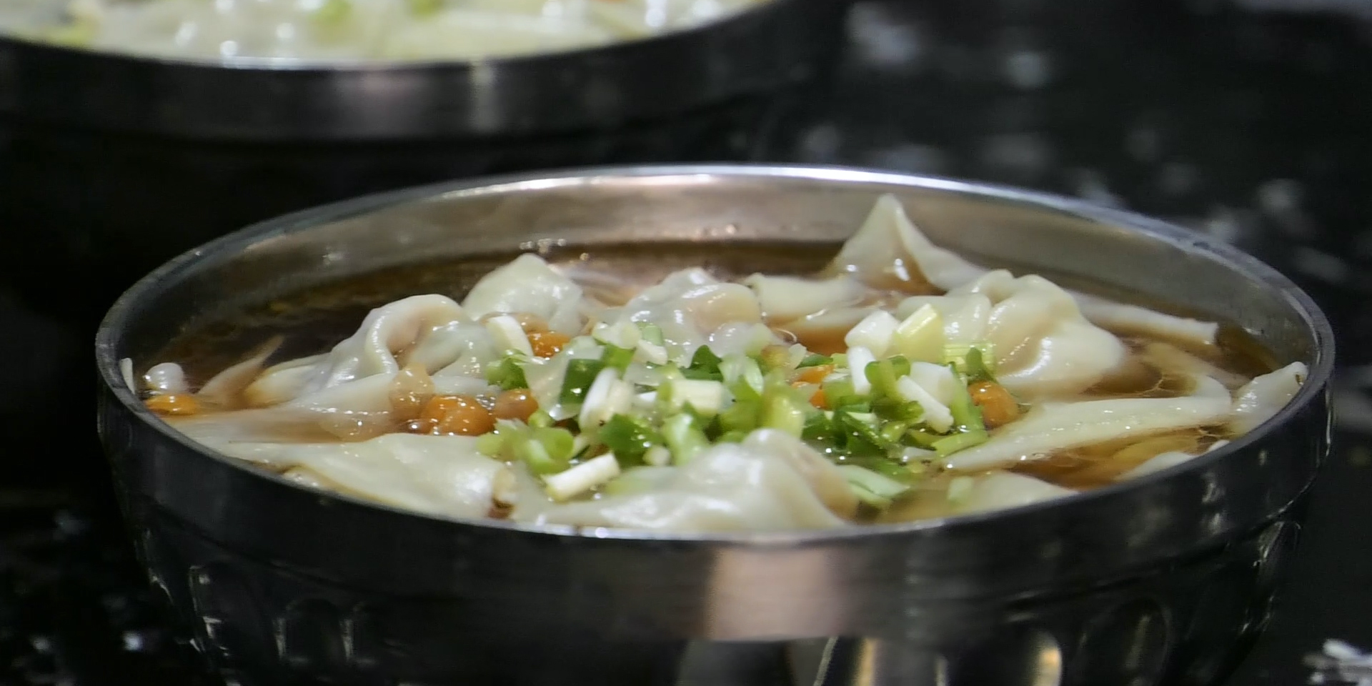 遵义这个地方的饺子,泡在醋汤里吃!