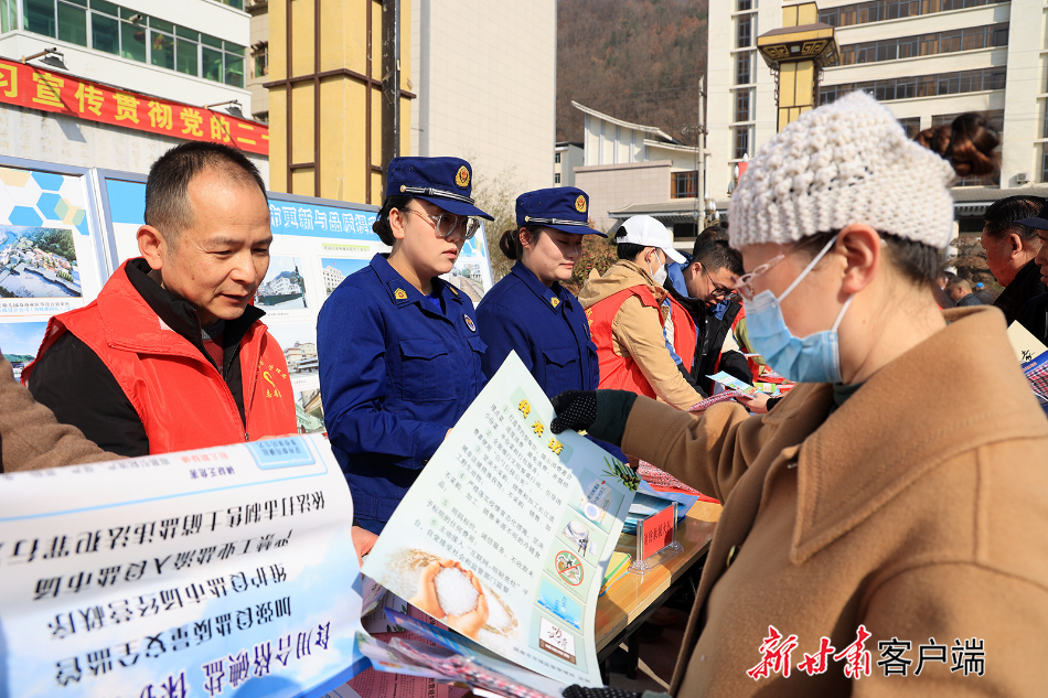 康县开展学雷锋志愿服务主题实践活动