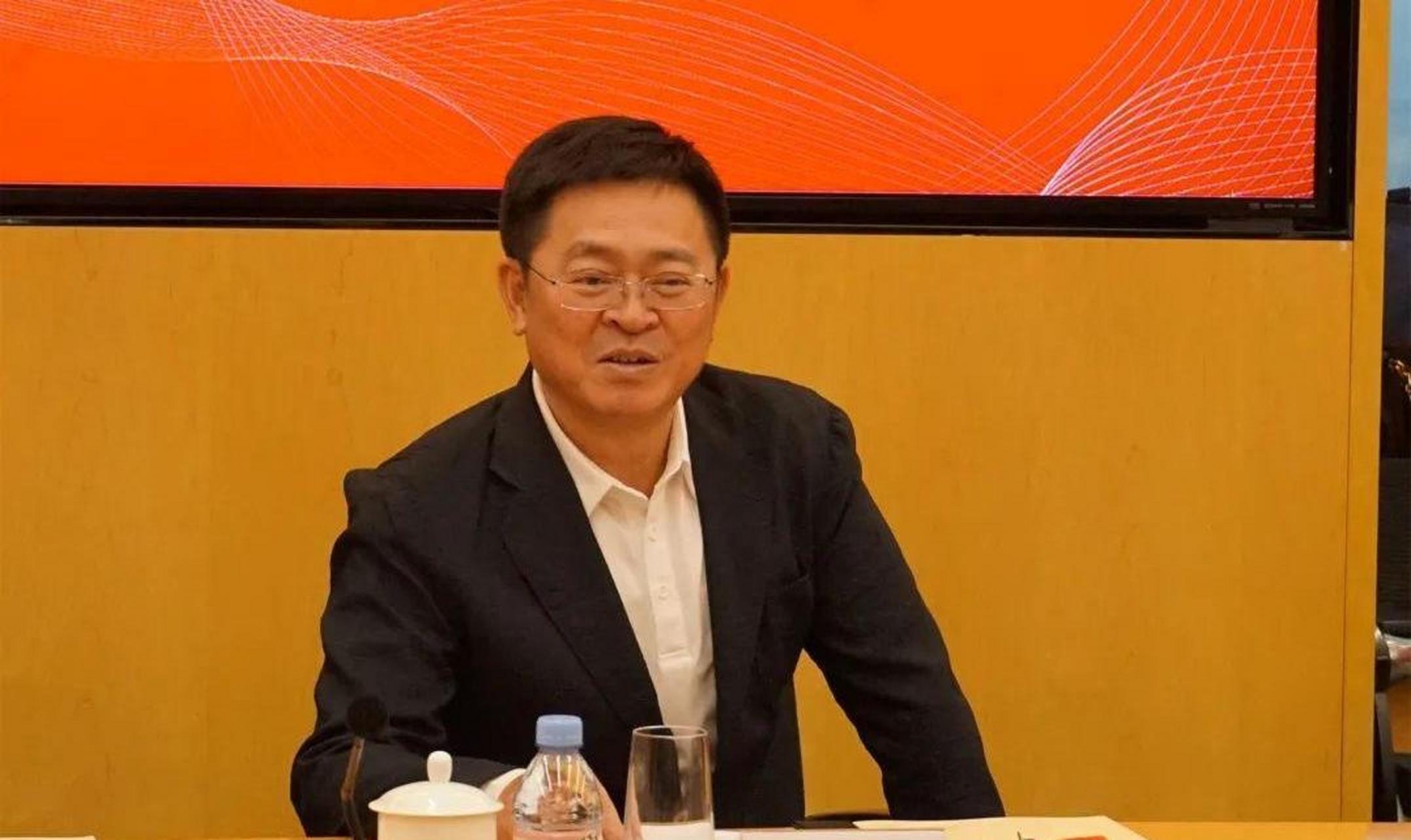 内江首富李华的彪悍人生:23岁辞职,现身家700亿,还娶了女明星  在每段